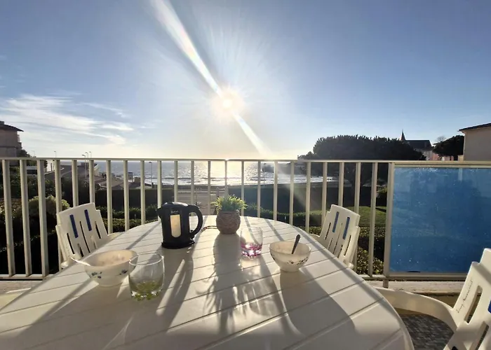 - Un Reveil Face A La Pour Ce Au Charme Rustique - Du Pigeonnier Royan