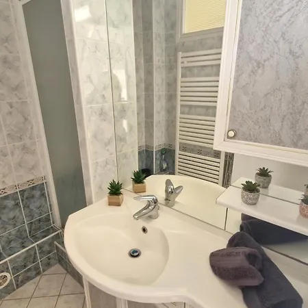 - Un Reveil Face A La Pour Ce Au Charme Rustique - Du Pigeonnier Apartment *