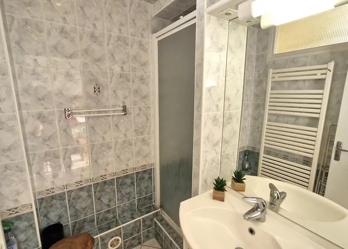 Apartment - Un Reveil Face A La Pour Ce Au Charme Rustique - Du Pigeonnier Royan